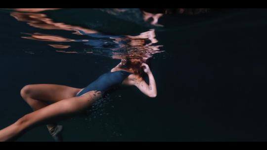 FPV航拍比基尼美女潜水游泳玩乐印尼四王岛
