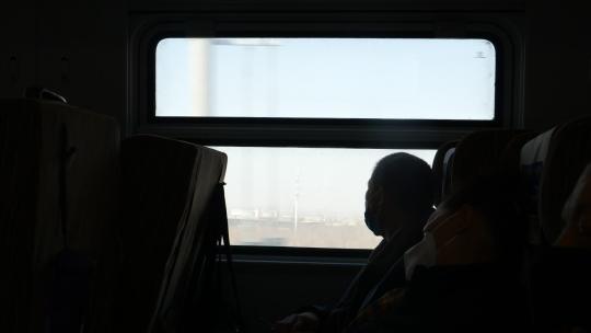 火车上看窗外的旅客