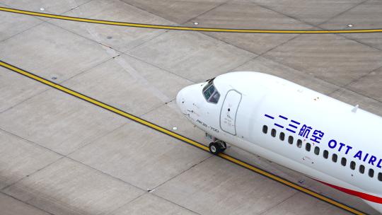 一二三航空飞机在浦东机场跑道滑行视频素材模板下载