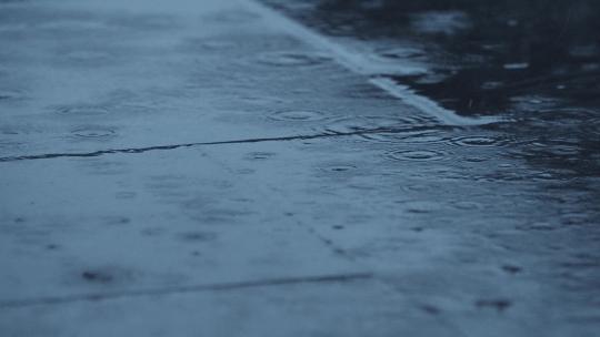 下雨天水滴到地上升格慢镜头