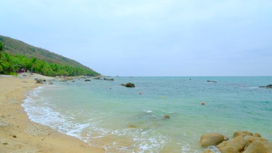 大海岸边海浪拍打沙滩 海边浪花