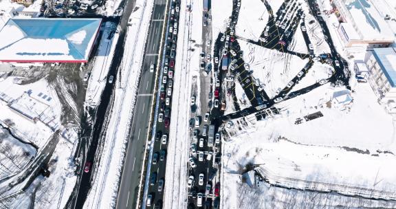 大雪造成京昆高速雅西段公路堵车