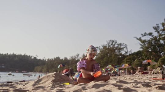 美丽的小女孩在热带海滩的沙滩上玩耍