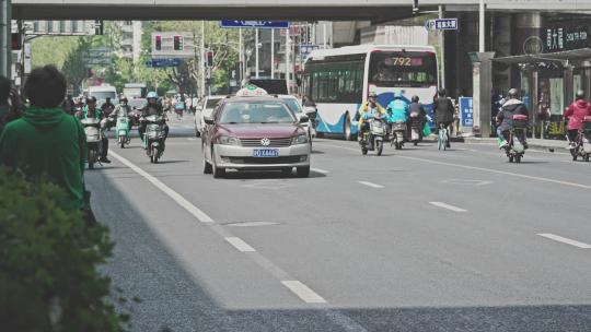 上海南泉北路马路车流
