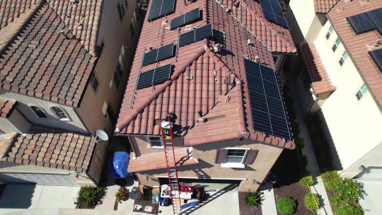 屋顶的太阳能电池板安装视频素材模板下载