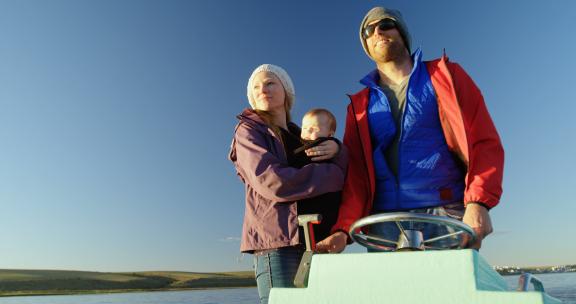带婴儿乘坐摩托艇旅行的父母