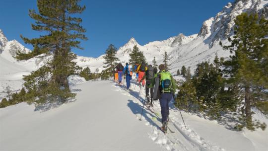 阿尔卑斯山滑雪旅游在美丽的晴天与蓝天的自然