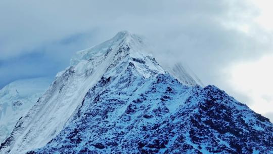 云雾中的四川甘孜蜀山之王贡嘎山