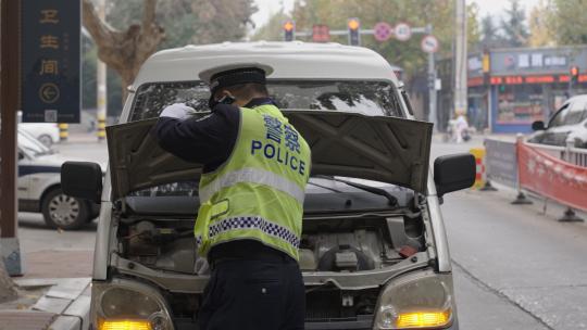 公安交警帮助群众修车推车（含有灰片视频）