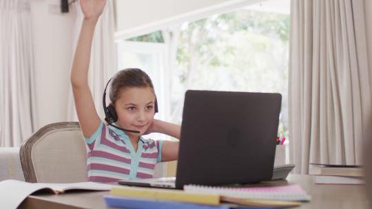 快乐的高加索女孩在笔记本电脑上进行视频通话