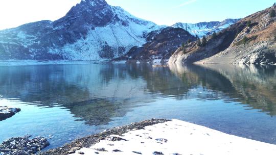 冬季清澈的湖泊和高山