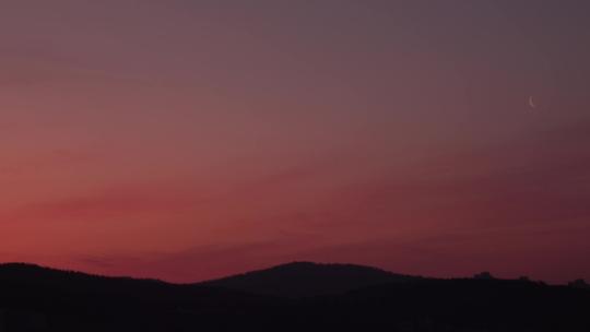 实拍黎明前橘色天空，月牙视频素材模板下载