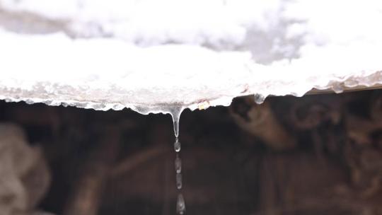 春天冰雪融化屋檐滴水视频素材模板下载