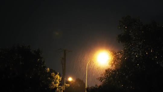下雨天雨水滴落路灯唯美景象
