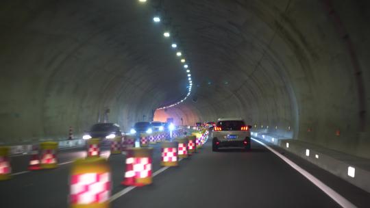 公路指示牌道路养护高速公路分流修建隧道