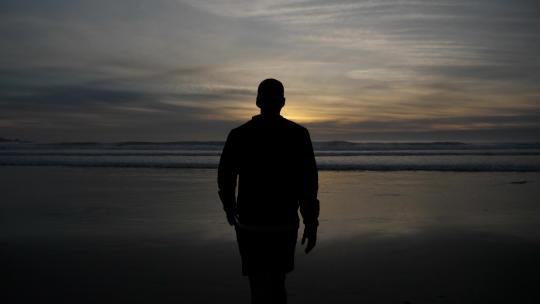 傍晚海边男生-迷茫忧郁孤独伤感失恋散心