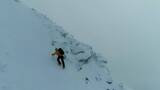 攀登陡峭雪山的登山者高清在线视频素材下载