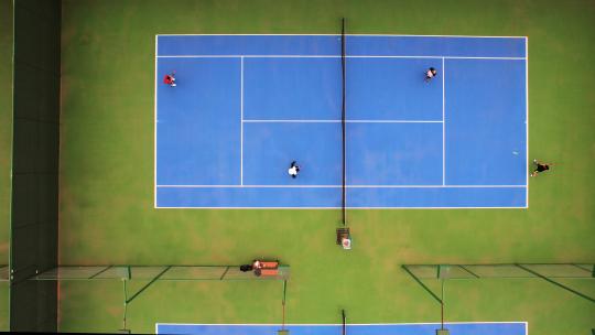 航拍城市网球场打网球运动健身比赛的人群