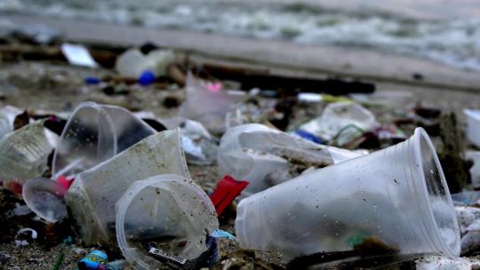 海滩上的垃圾污染水污染