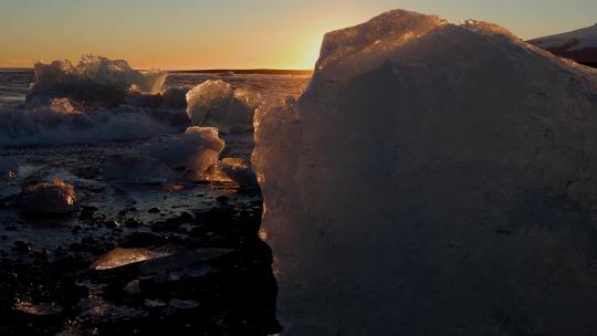 日落海滩融化的冰山