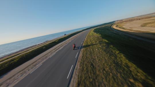 摩托车手在沿海公路行驶