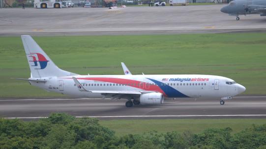 4K稳定：马来西亚航空波音737客机降落视频素材模板下载
