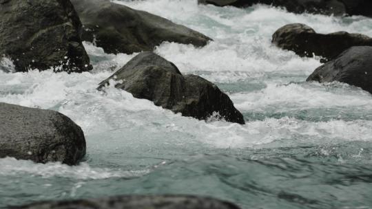 河流冲击岩石慢动作拍摄