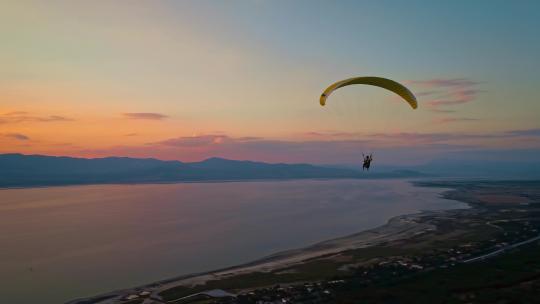 夕阳下的滑翔伞视频素材模板下载