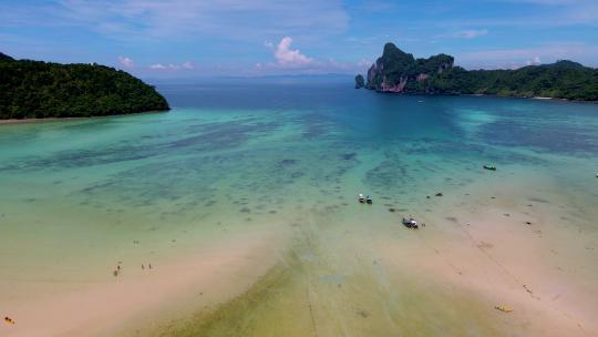 泰国皮皮岛长尾船的Turqouse彩色海洋景观
