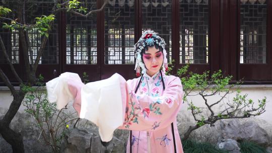 中国传统戏曲昆曲牡丹亭苏州园林内艺术表演视频素材模板下载