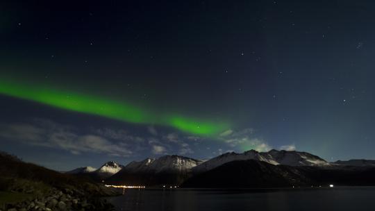 北极光在挪威群山上方的天空中翩翩起舞4K