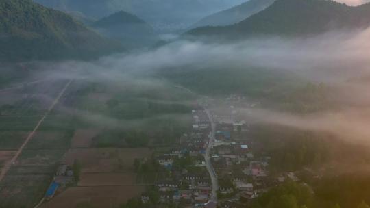 航拍早晨云雾下的村庄