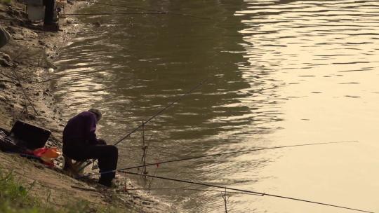 河边钓鱼人 单人