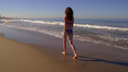 美女在沙滩上漫步