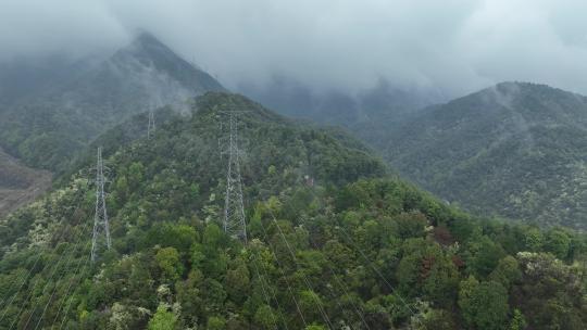 烟雨云雾缥缈的大山