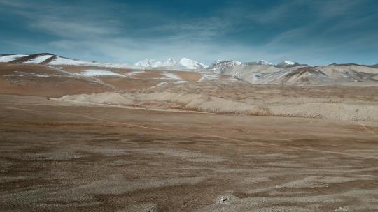 西藏旅游风光318国道旁戈壁雪峰