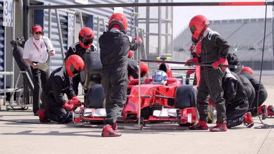 赛车团队正在给赛车更换轮胎慢动作