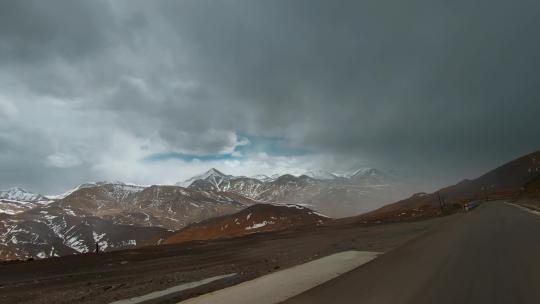 西藏旅游风光219国道车窗外雨雾雪山