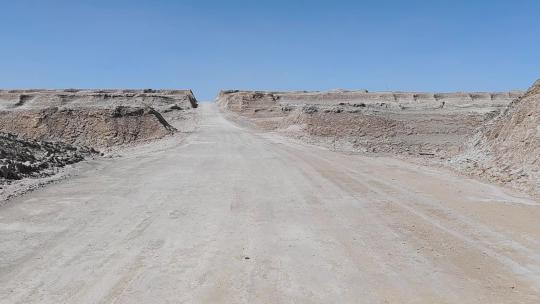 穿越青海茫崖俄博梁雅丹地貌的火星公路