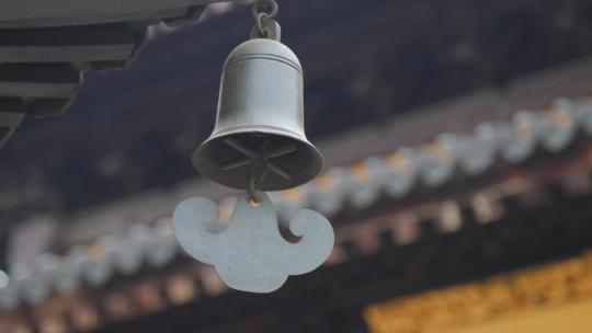 中国风古典建筑窗户寺庙铃铛木窗建筑空镜