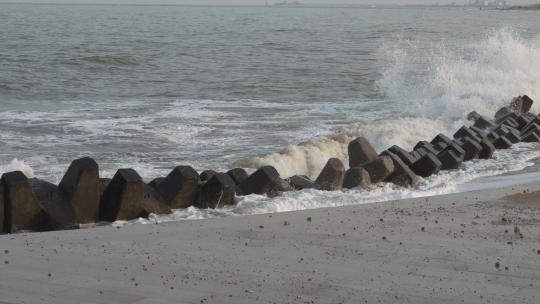 海边下午海浪冲击海岸视频素材模板下载