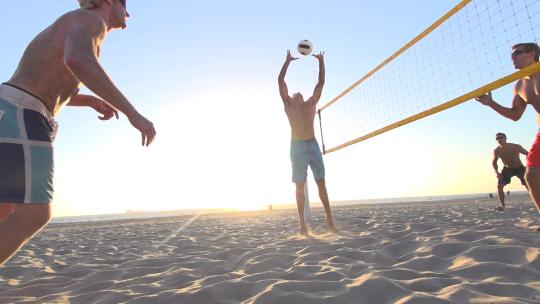 玩沙滩排球的男人视频素材模板下载