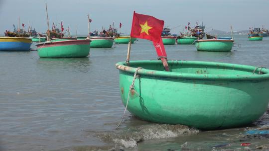 越南渔村码头的船舶