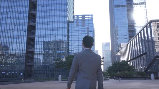 4K 男子城市商务空间行走