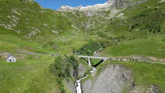 法国阿尔卑斯山的Le Rieu Claret河瀑布-空中多莉前进