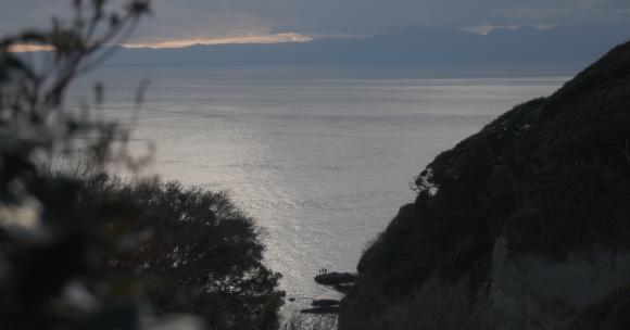 日本镰仓江之岛海边的海天相接的岛屿风光高清在线视频素材下载