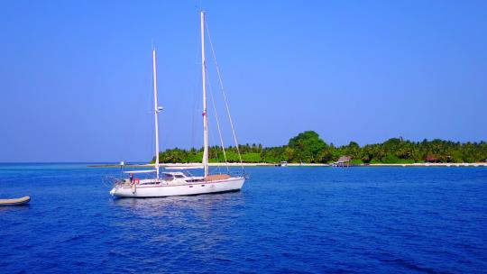 蓝色大海上的白帆船和热带海岛