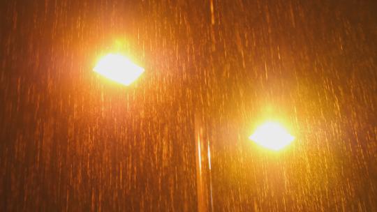 伤感唯美城市雨夜夜景,路灯下雨4k素材