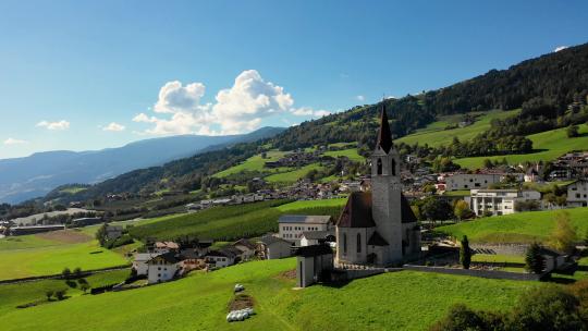 鸟瞰Velturno村附近的教堂和山谷。白云石。秋天意大利