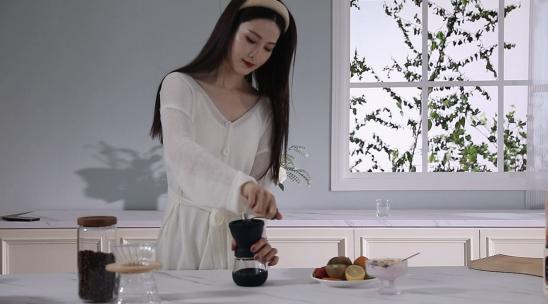 居家休闲女人咖啡磨豆手工制作慢镜升格视频素材模板下载